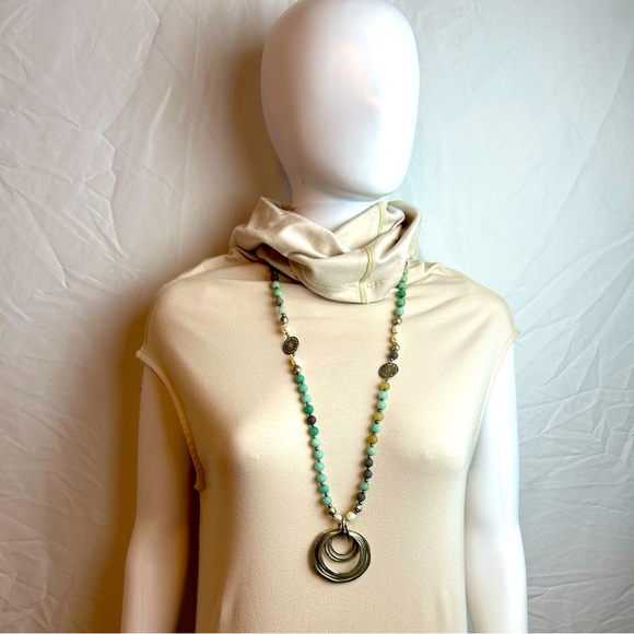 Turquoise and Green beaded pendant necklace with silver accents. - Picture 2 of 6